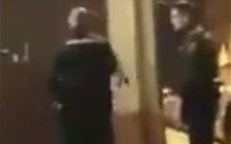 Captura del vídeo en el que un agente agrede a una mujer en Valencia