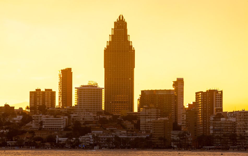 Establecimiento hotelero de Benidorm al amanecer