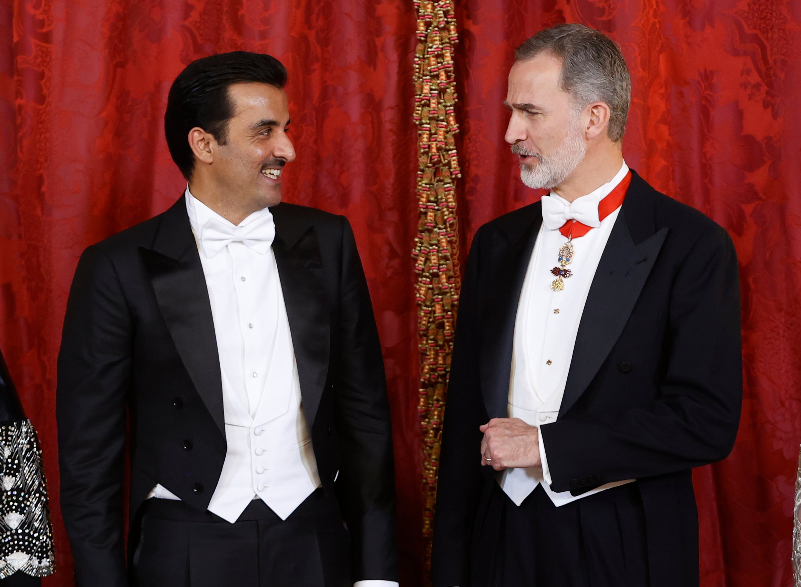 El rey Felipe VI y el emir de Catar, Tamim bin Hamad Al Thani, antes de la cena de gala que los monarcas españoles ofrecieron al mandatario de Catar y a su esposa.