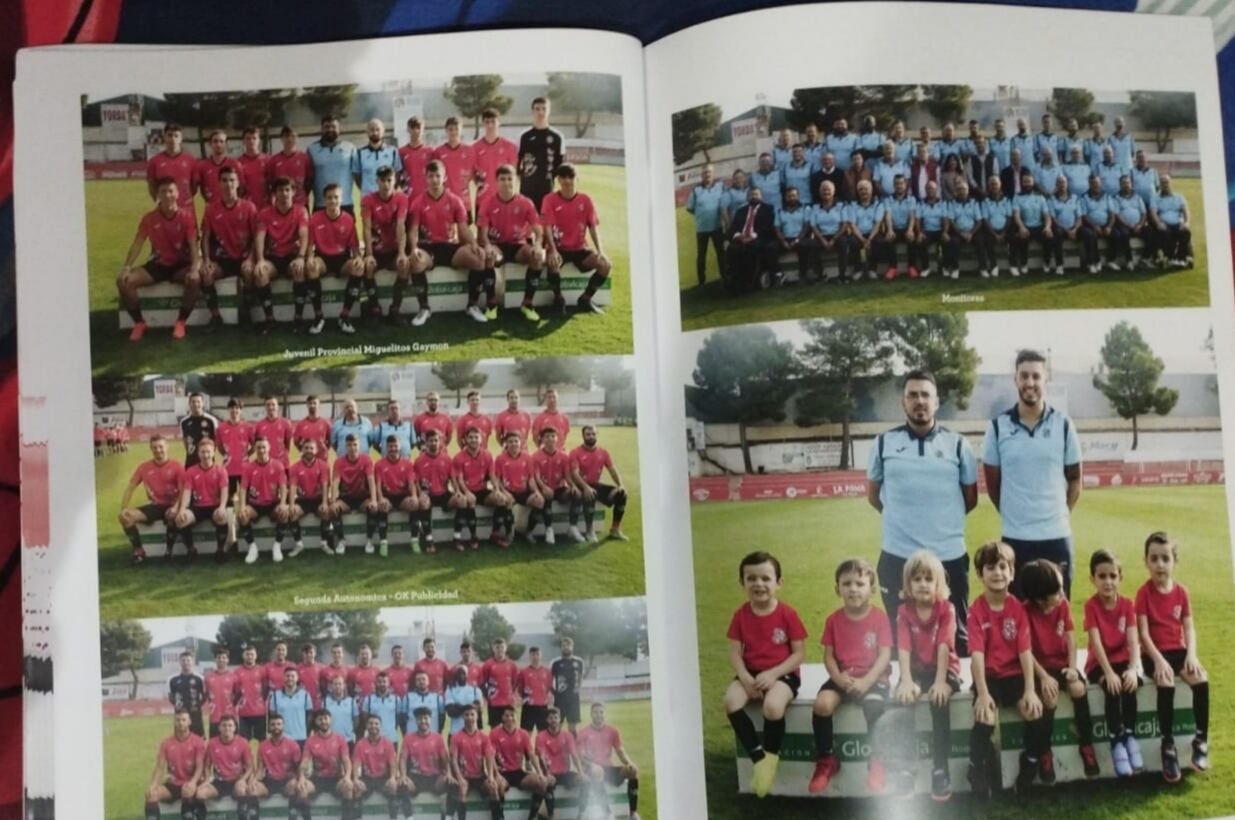 Albúm de cromos de la Escuela de Fútbol Base de la Roda