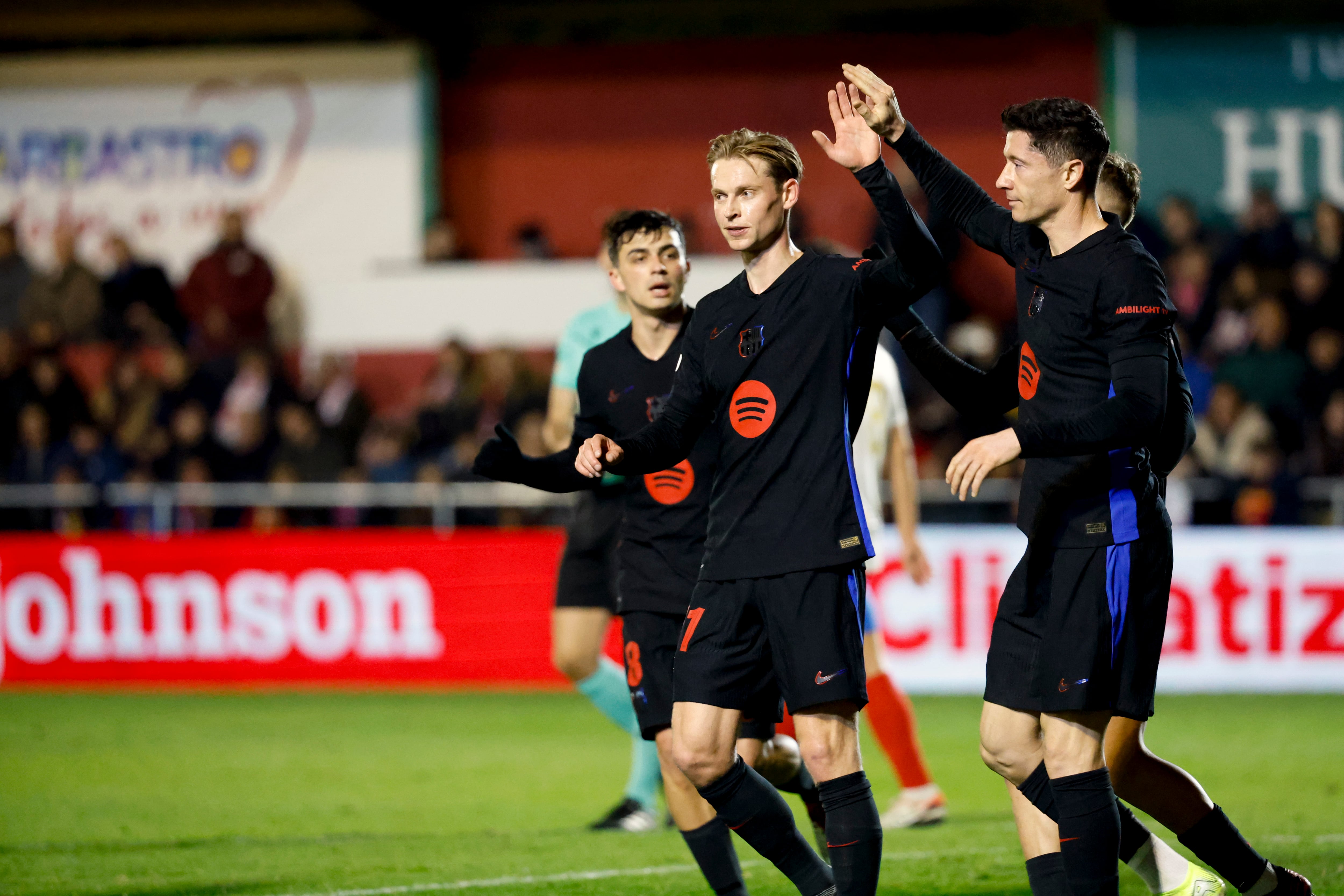 BARBASTRO (HUESCA), 04/01/2025.-El delantero polaco del Barcelona Robert Lewandowski celebra su gol contra el Barbastro, durante el partido de dieciseisavos de la Copa del Rey, este sábado en el Campo Municipal de Deportes de Barbastro.-EFE/ Javier Cebollada
