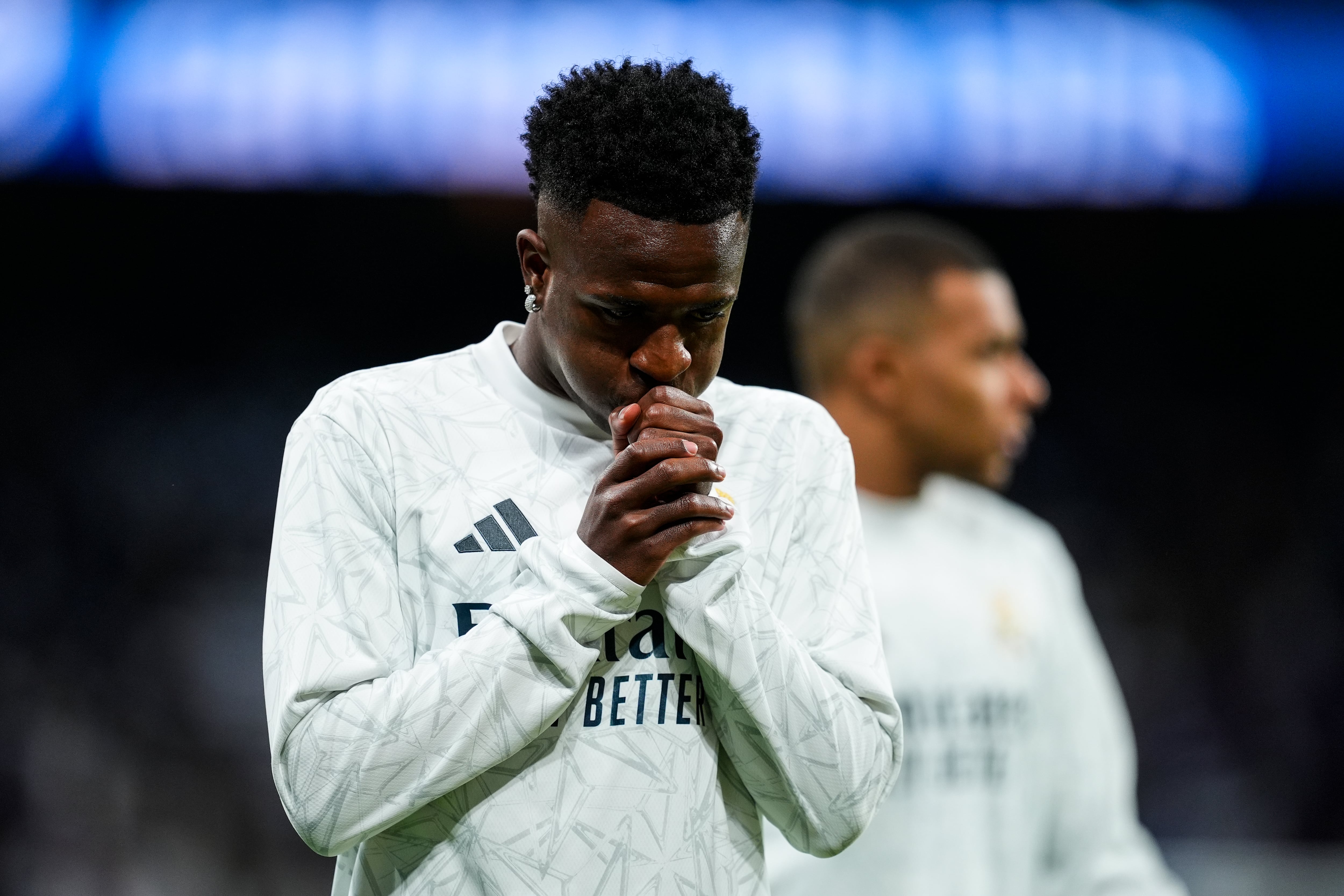 Vinicius Júnior calienta antes de un partido con el Real Madrid