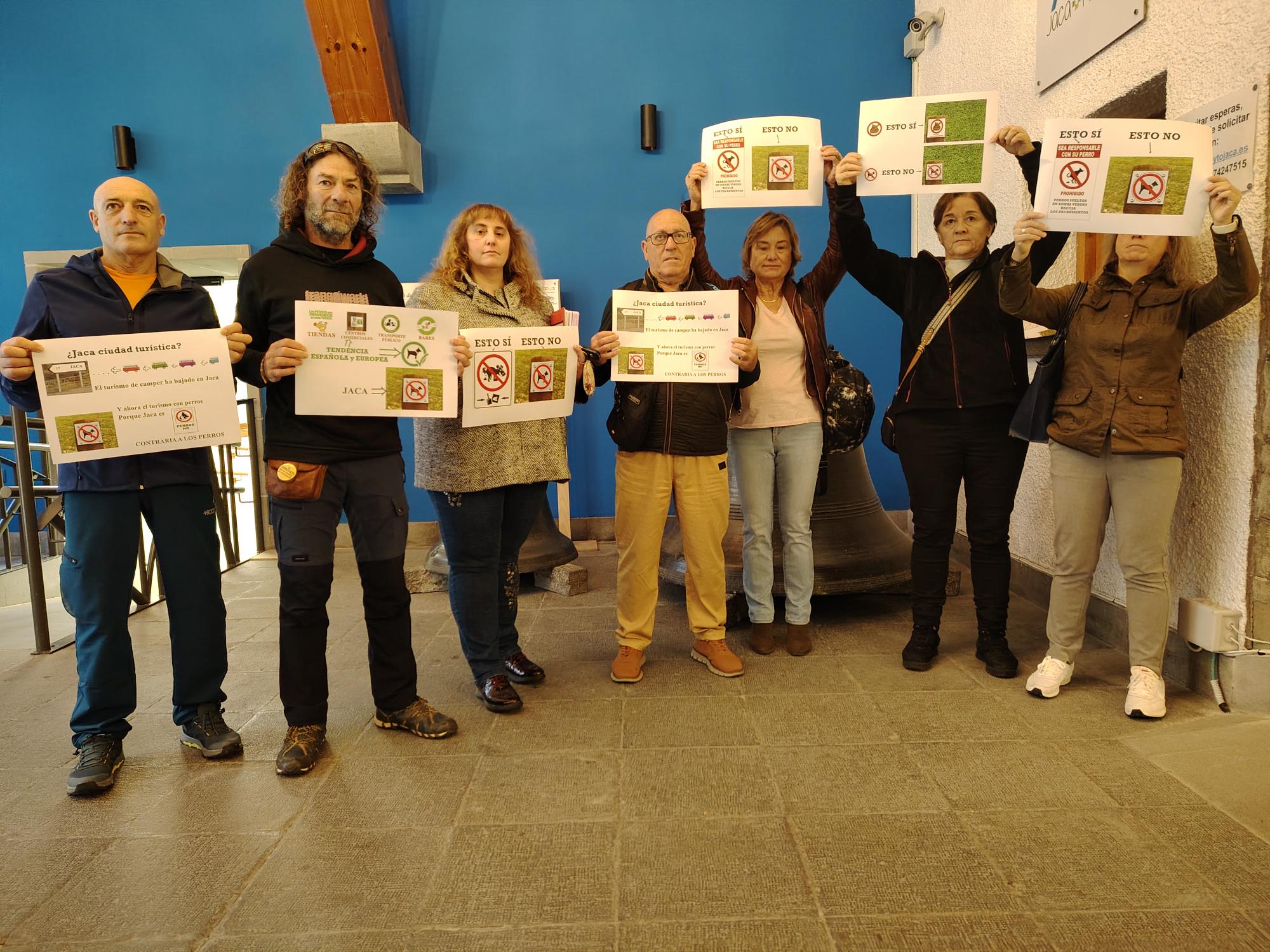 Un grupo de ciudadanos acudía al pleno para mostrar su rechazo a la ordenanza