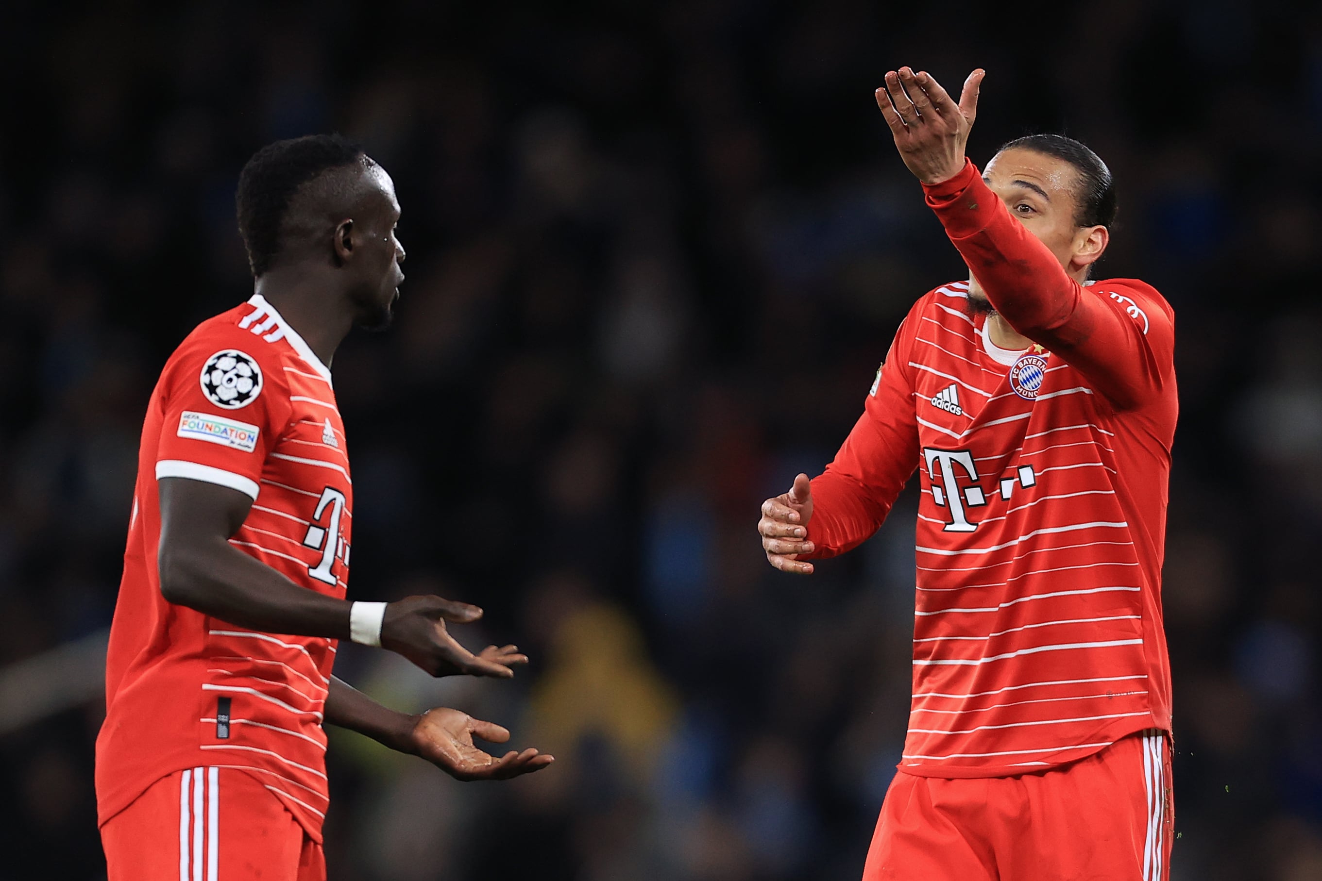 Sadio Mané y Leroy Sané hablan durante el Manchester City-Bayern de Múnich de este martes