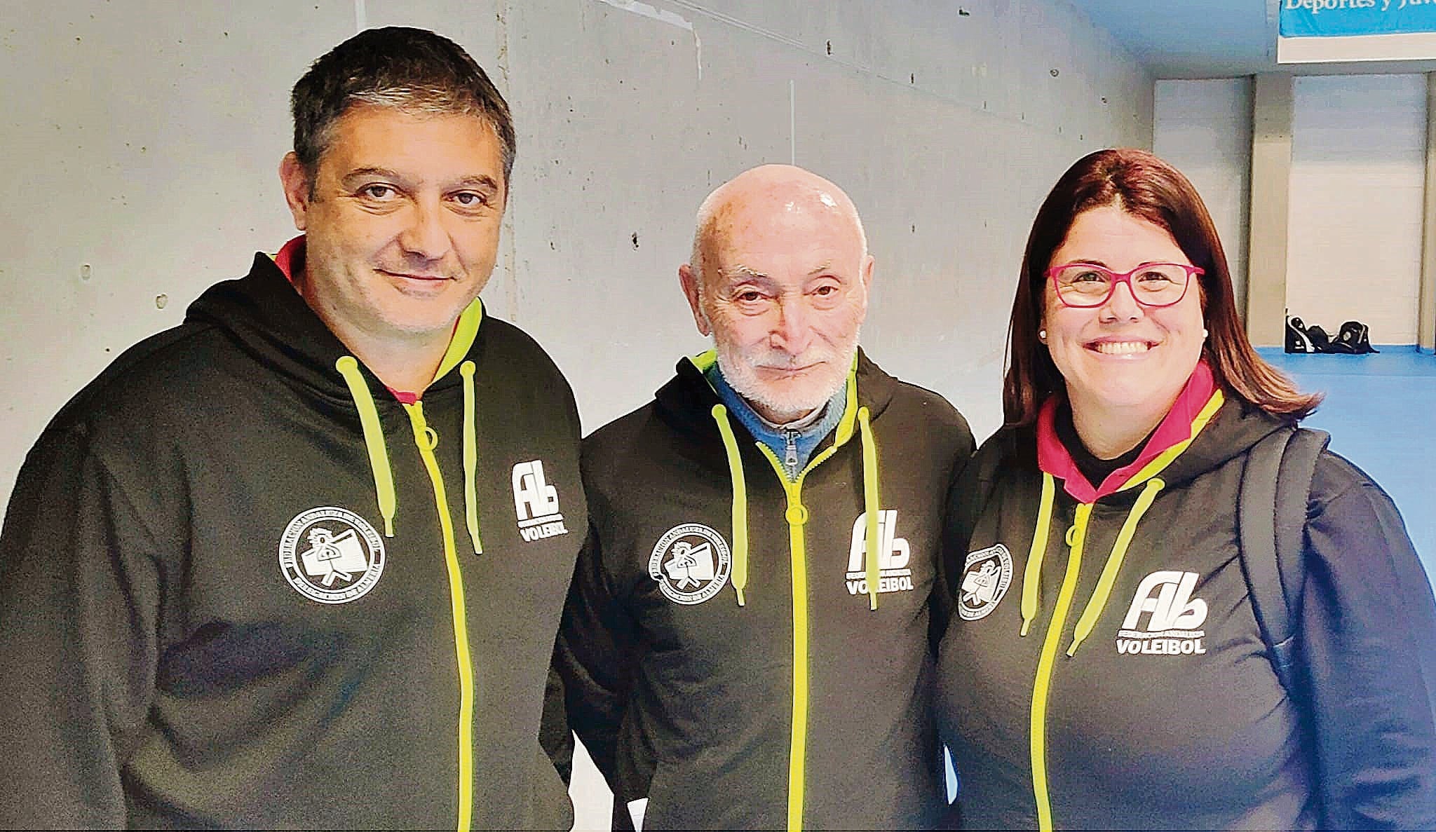 Susana Trigo con Fernando Pérez Moreno, su pareja y también árbitro de voleibol, y Juan Docio, delegado del voley en Almería.