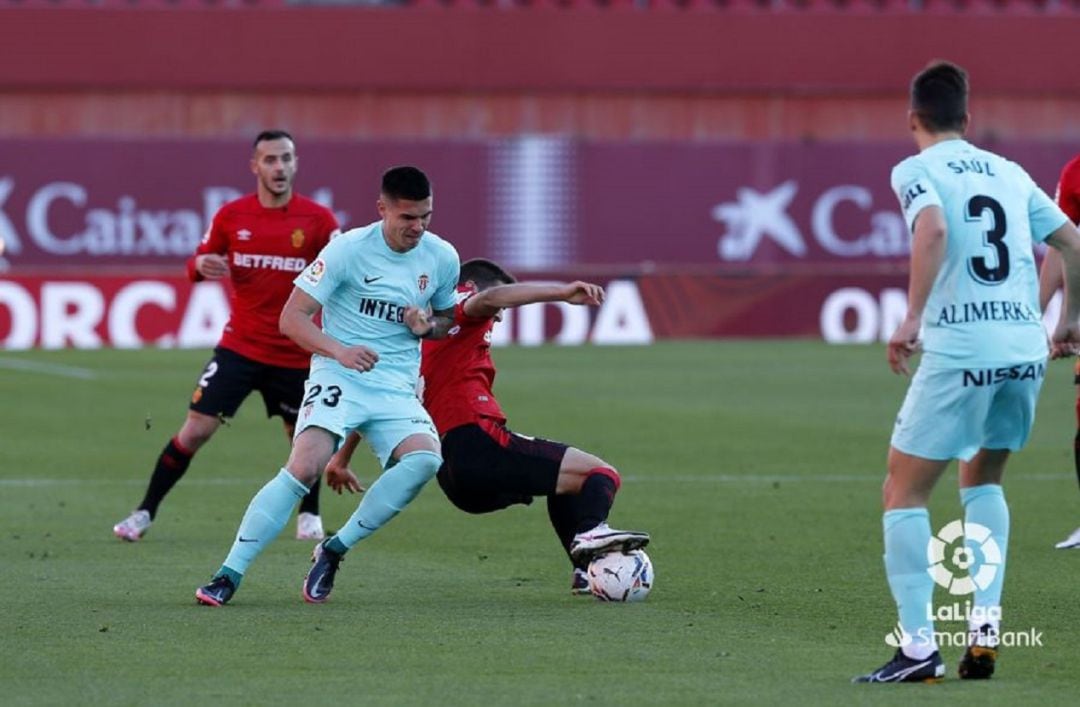 Djurdjevic disputa un balón a un futbolista del Mallorca.