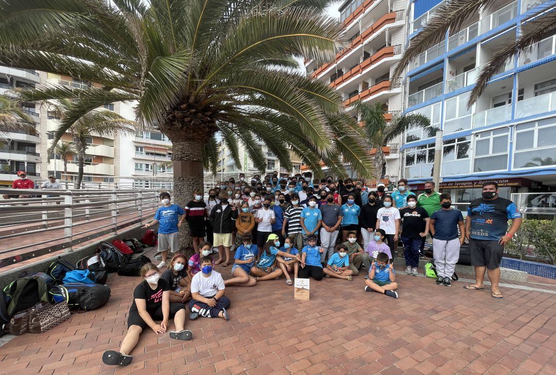 La expedición del club Marlines de Lanzarote, en la playa de Las Canteras.