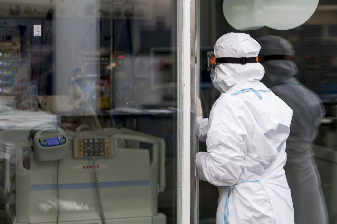 Personal sanitario entrando en una UCI para atender a un paciente de COVID-19.