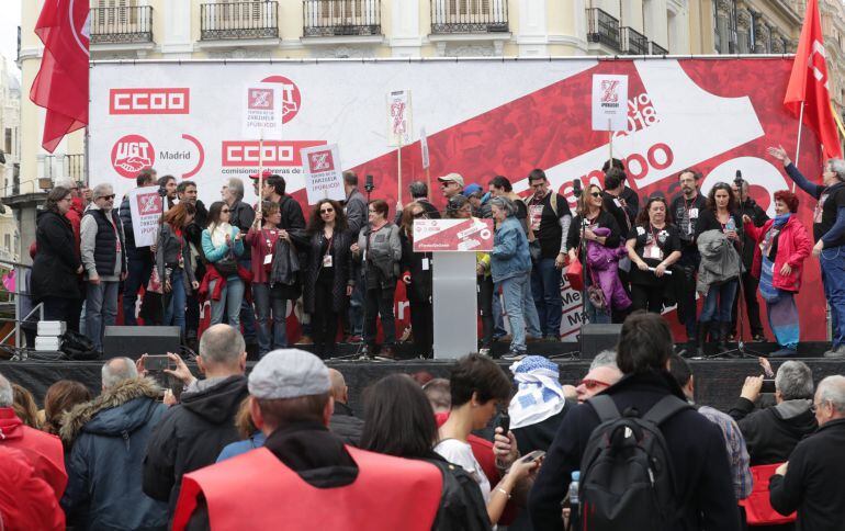 Trabajadores del Teatro de La Zarzuela al término de la manifestación celebrada en Madrid con motivo del Primero de Mayo