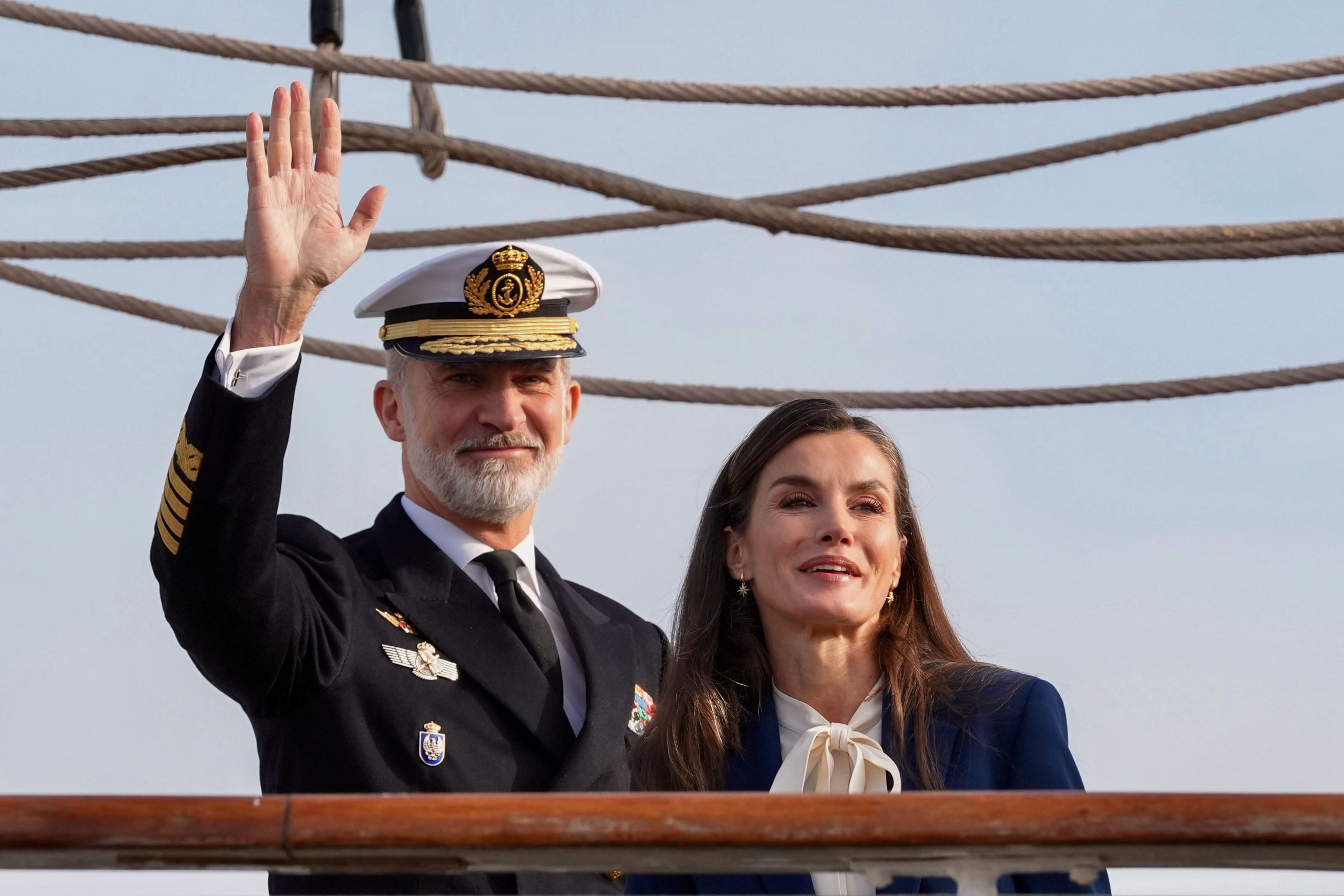 CÁDIZ, 11/1/2025.- Los reyes Felipe y Letizia saludan al público mientras despiden en Cádiz a bordo del buque escuela de la Armada española Juan Sebastián de Elcano a la princesa de Asturias. EFE/ Román Ríos.