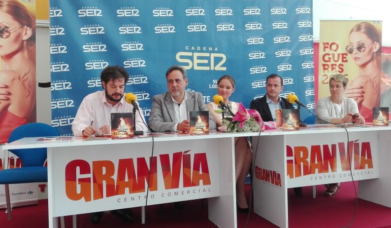 De izquierda a derecha, Víctor Sánchez, de la empresa Ovnyline; Manuel Jiménez, presidente de la Federació de Fogueres; Ana Belén Castelló, Bellea del Foc y Luís Morell, director de Radio Alicante