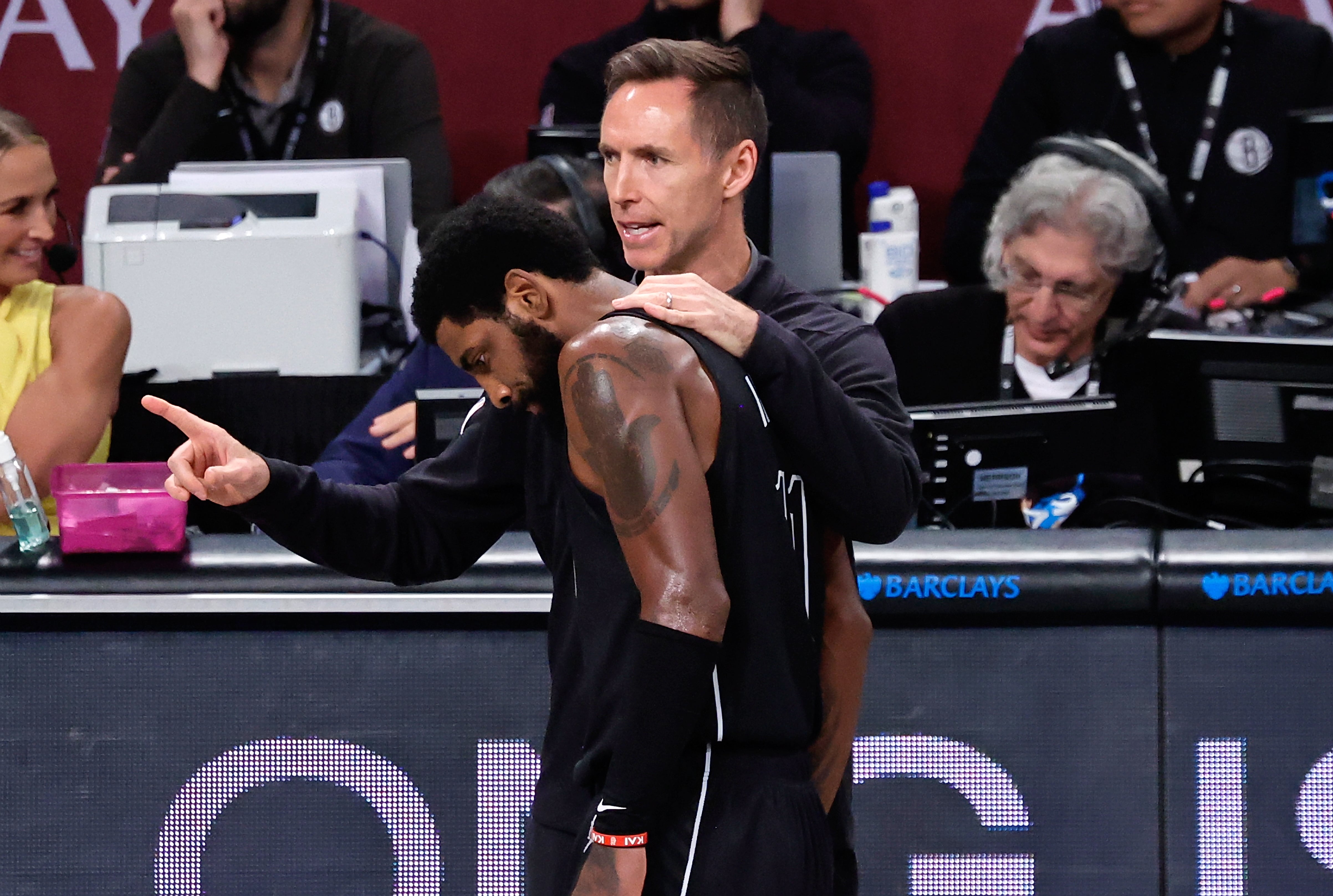 Irving recibe instrucciones de Nash, el pasado 21 de octubre.