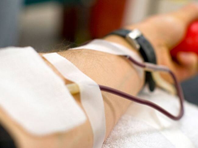 Una persona donando sangre (archivo)