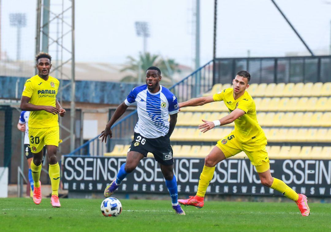 Appín controla el balón ante dos jugadores del Villarreal B