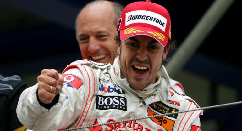 Alonso celebra un triunfo delante de Ron Dennis