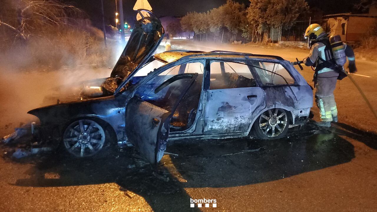 Els Bombers apaguen un foc a un cotxe a la C-17, a la Garriga.