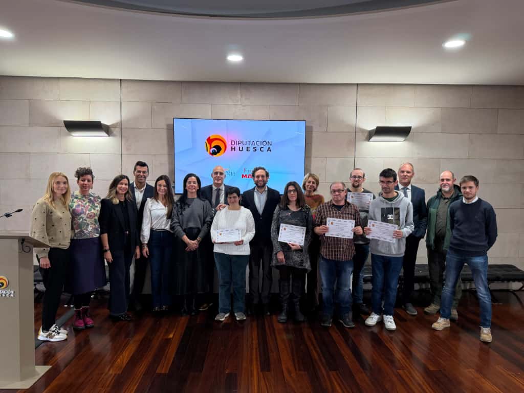 Alumnos que recibían su diploma