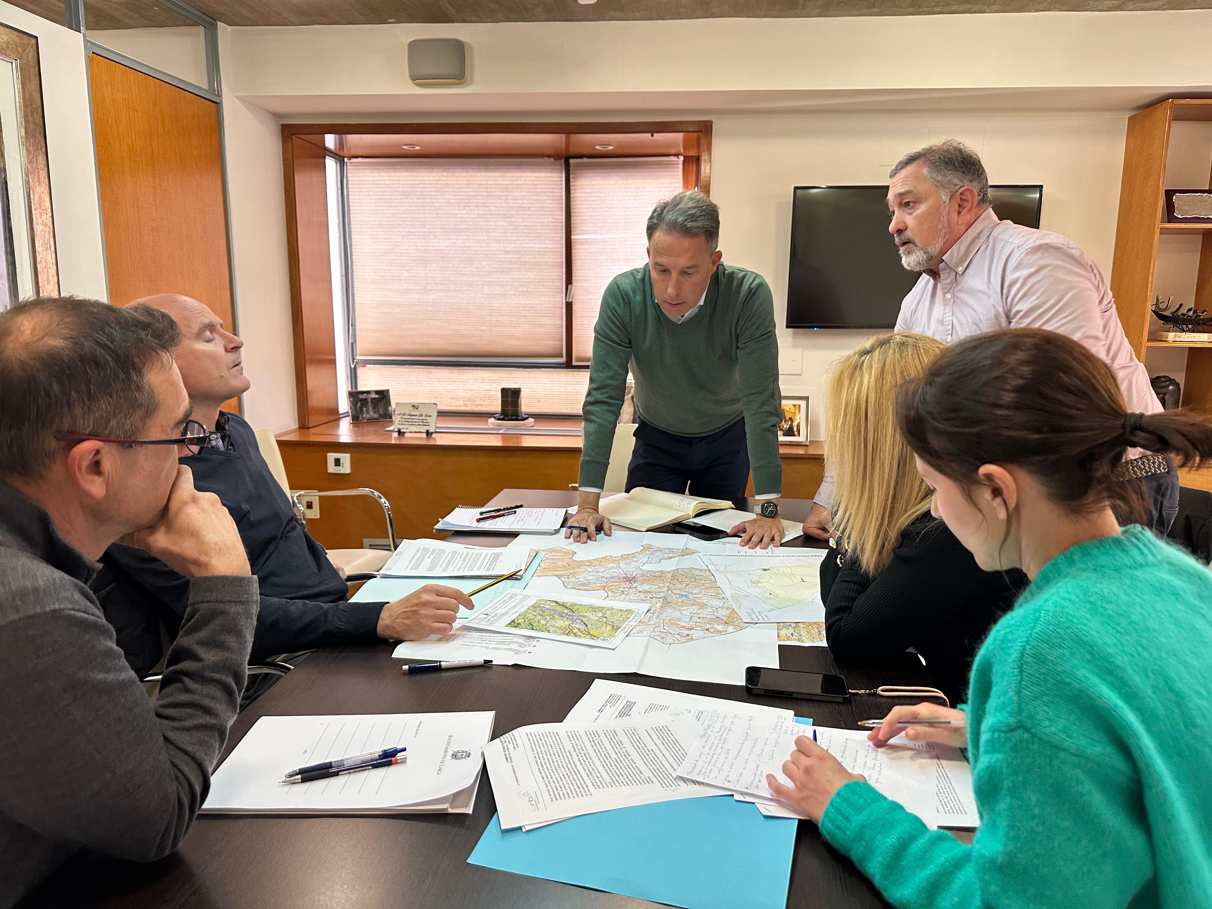 El alcalde, Fulgencio Gil, preside una reunión de análisis y seguimiento técnico de los proyectos de plantas de biogás en el municipio