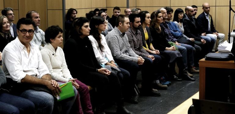 Pedro Armestre (primero por la izquierda) junto a los 16 activistas de Greeenpeace que están siendo juzgados