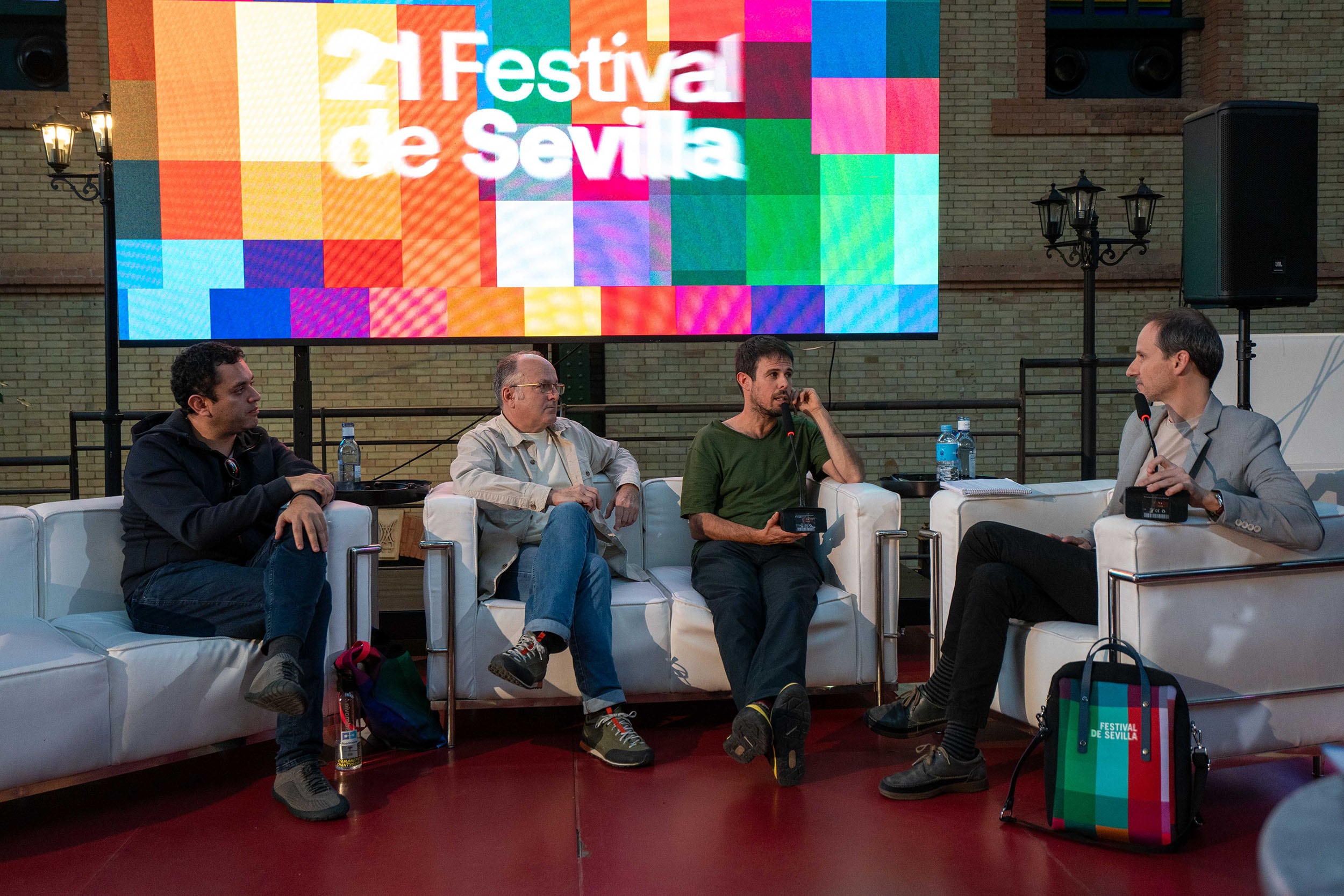 Café con... Jorge Caballero Ramos, Raúl Arqueros (productores) y Hermes Paralluelo (director).  © Manuel Suárez