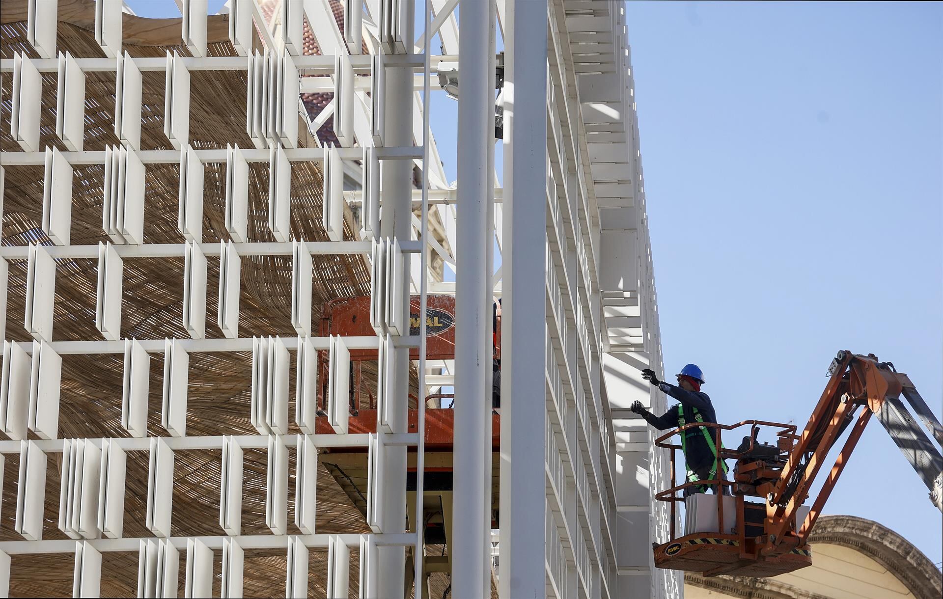 Arranca el desmontaje del Ágora del Diseño de la plaza del Ayuntamiento para trasladarla a La Marina. Fuente: Roberto Solsona, Europa Press