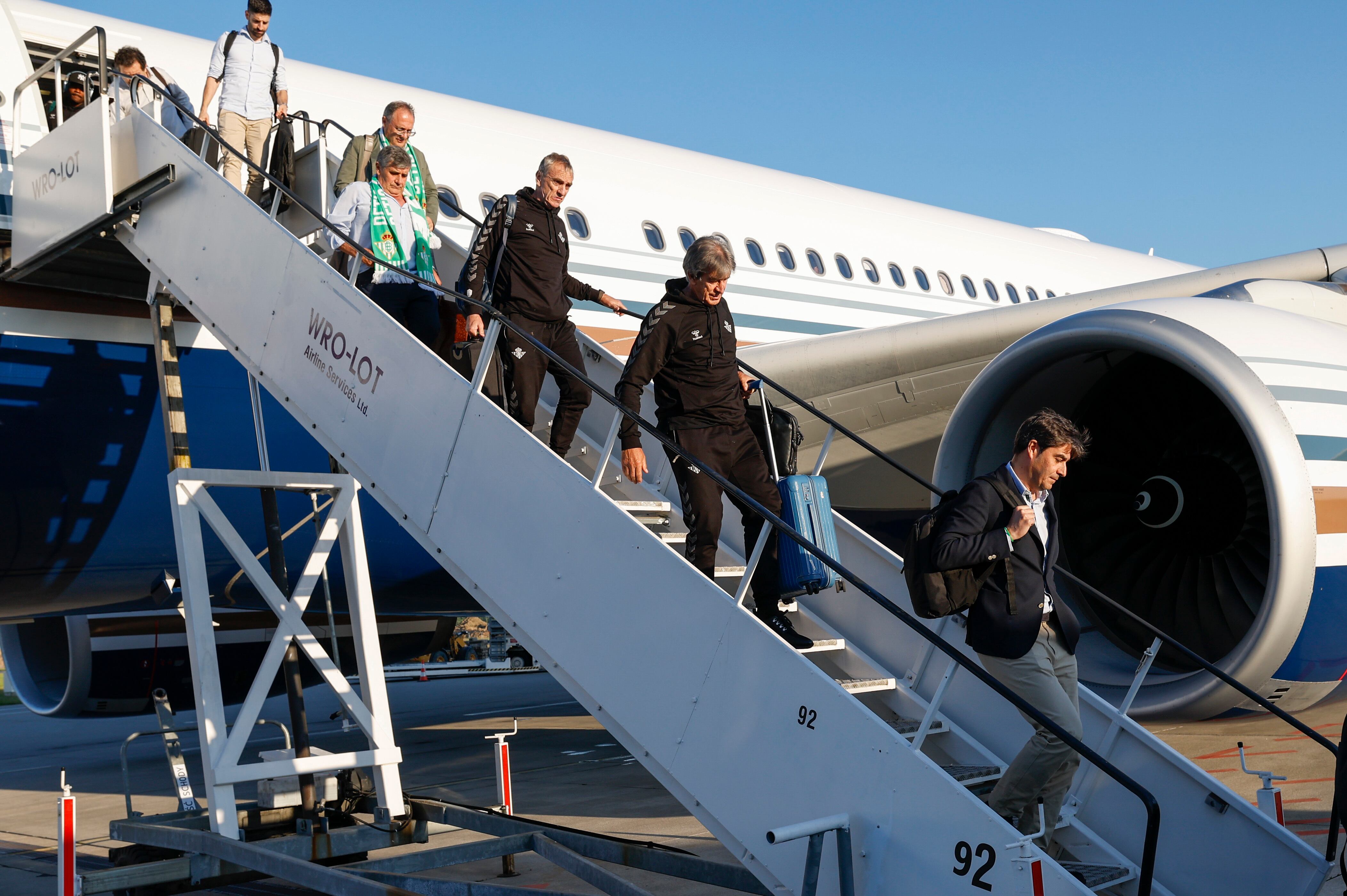 BRESLAVIA (POLONIA), 26/05/2025.- El entrenador del Betis, Manuel Pellegrini (c), a su llegada este lunes a la ciudad polaca de Breslavia, donde el próximo miércoles disputará ante el Chelsea inglés la primera final europea de su historia, la de la Liga Conferencia. EFE/ Julio Muñoz
