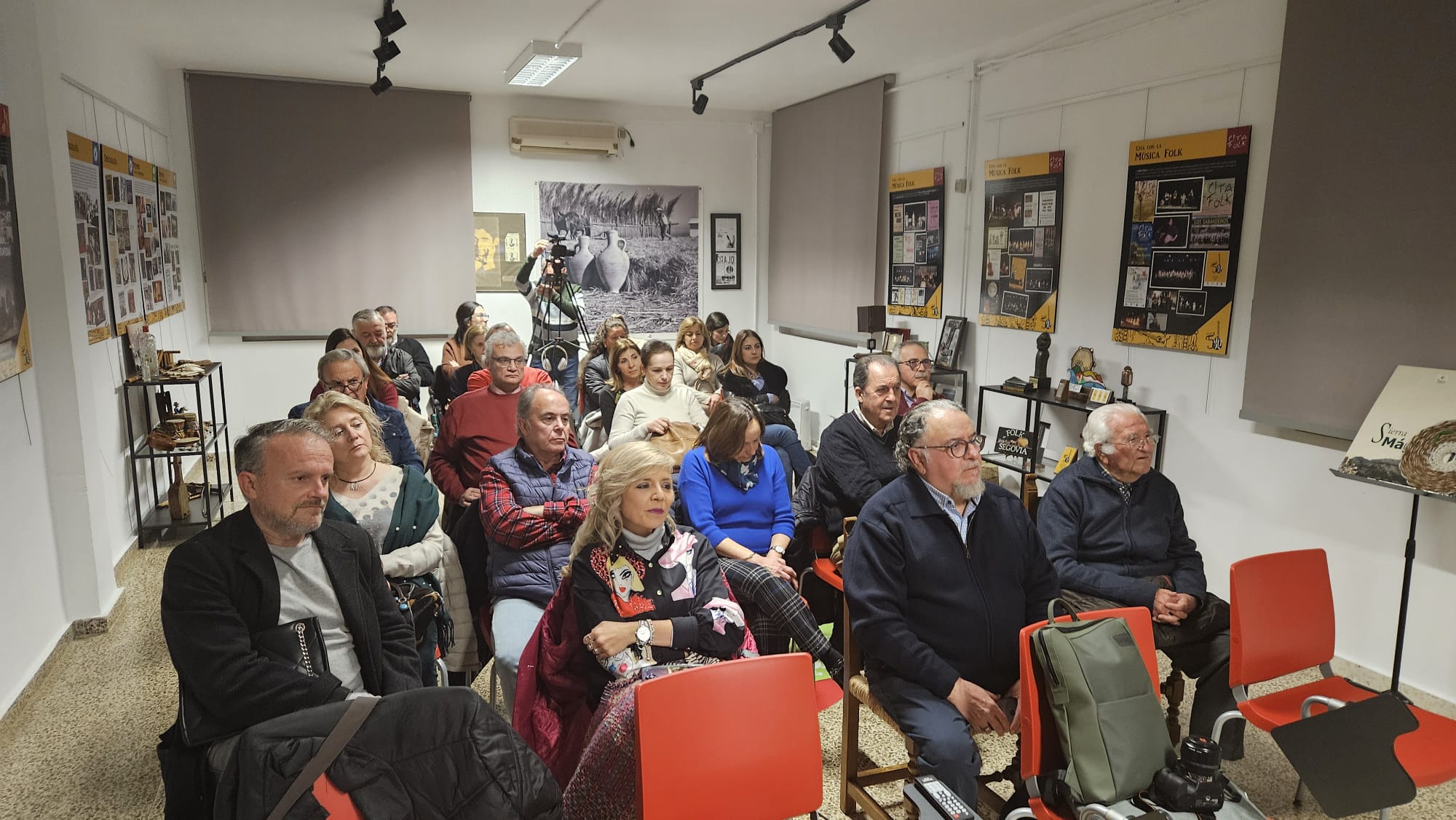 Público asistente a la presentación del libro &#039;La materia de los sueños&#039; de Ana Moreno