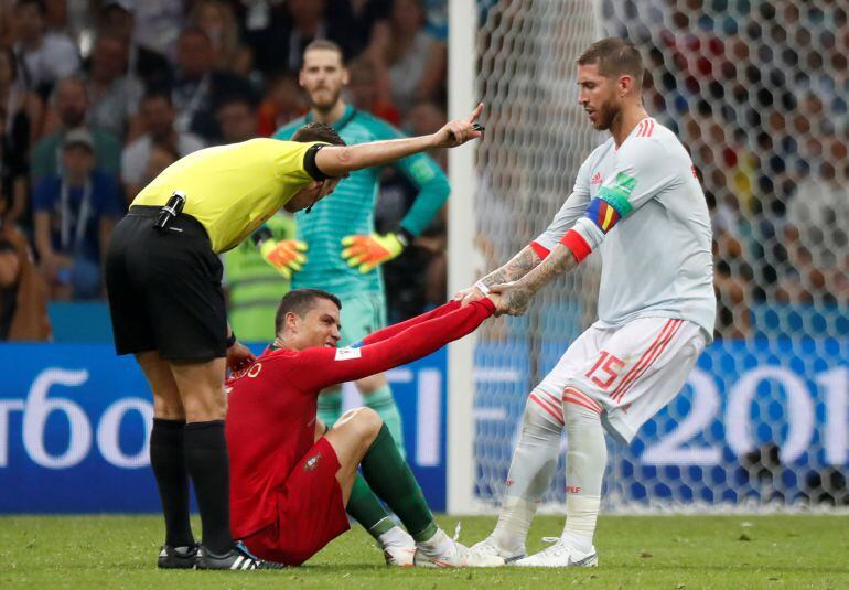 Ramos ayuda a Cristiano Ronaldo en el partido entre Portugal y España.