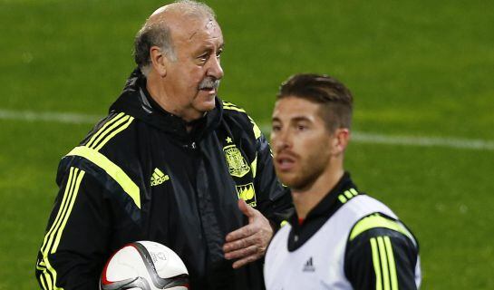 Del Bosque, junto a Ramos en un entrenamiento de la selección española