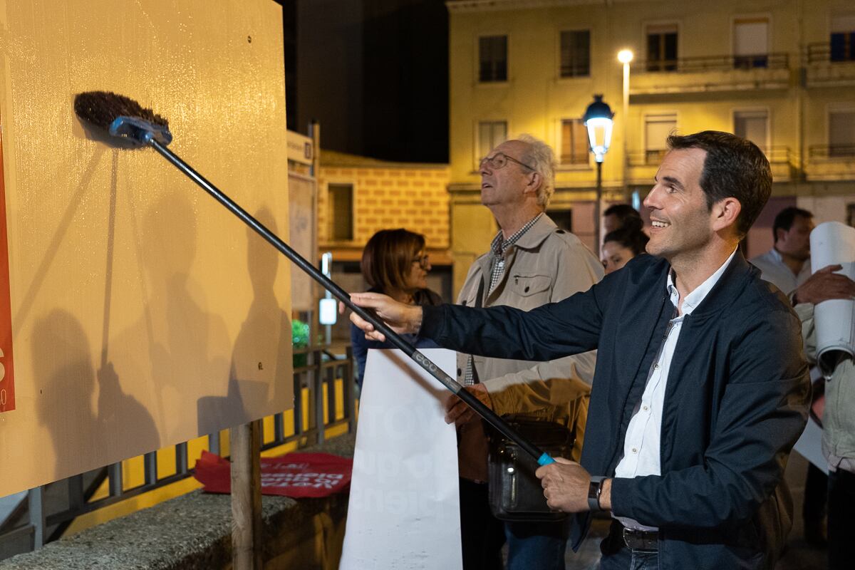 Daniel Gracia, candidato del PSOE Barbastro a la alcaldía pegando carteles en el inicio de campaña