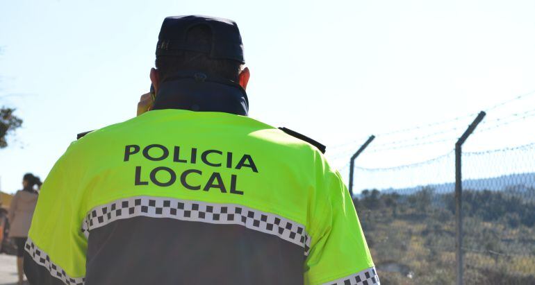 Un policía local de servicio
