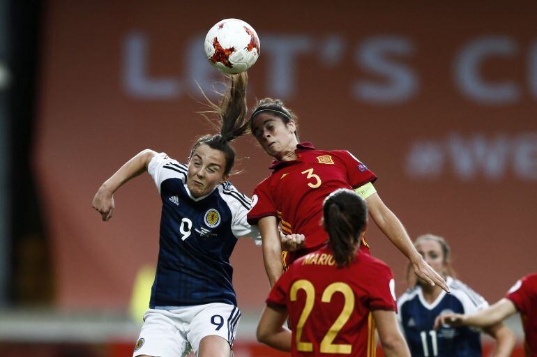 La jugadora de España Marta Torrejón (d) pelea un balón con Caroline Weir, de Escocia.