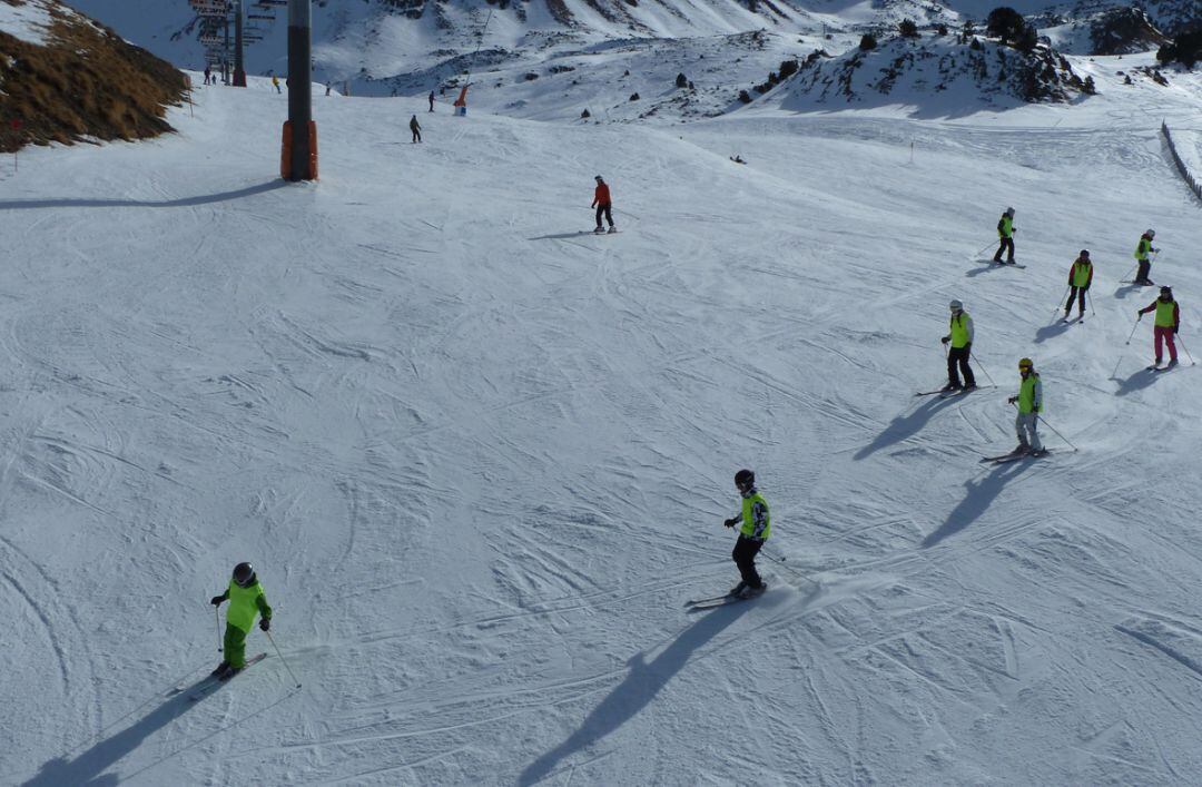 Un grup d'alumnes practicant l'esquí escolar.