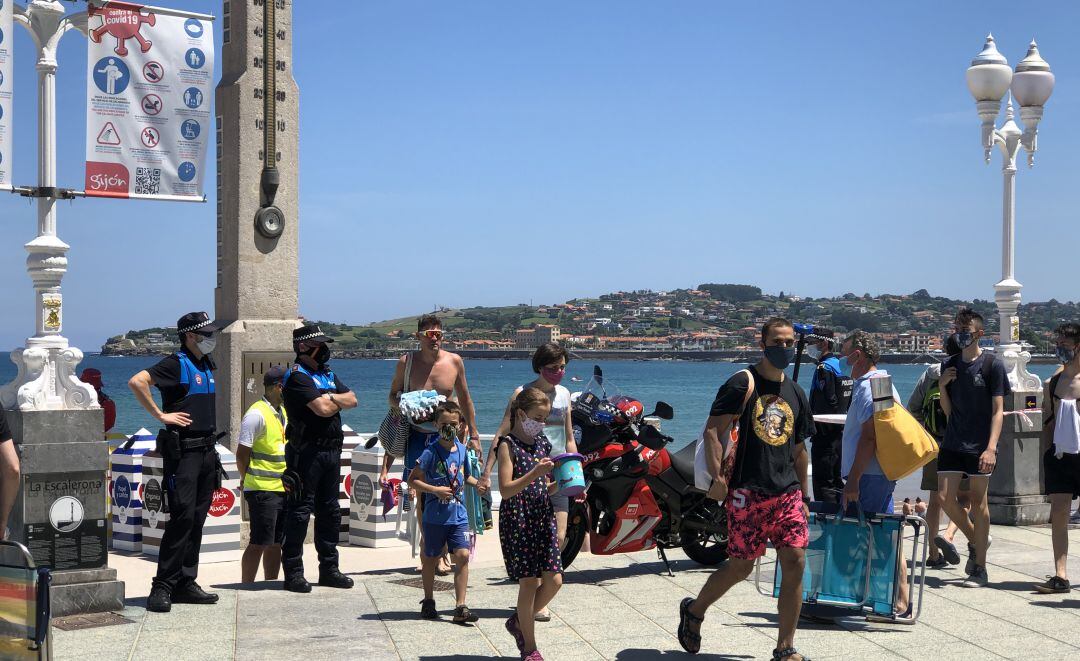 Varios policías controlando que nadie accediera al arenal durante el pasado sábado. 