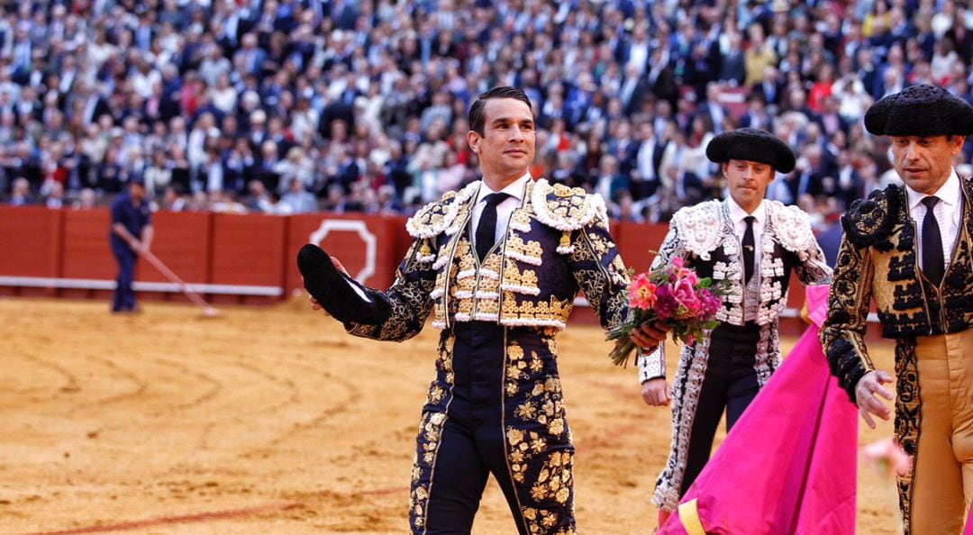 José María Manzanares en la vuelta al ruedo tras cortar una oreja al quinto toro de la tarde