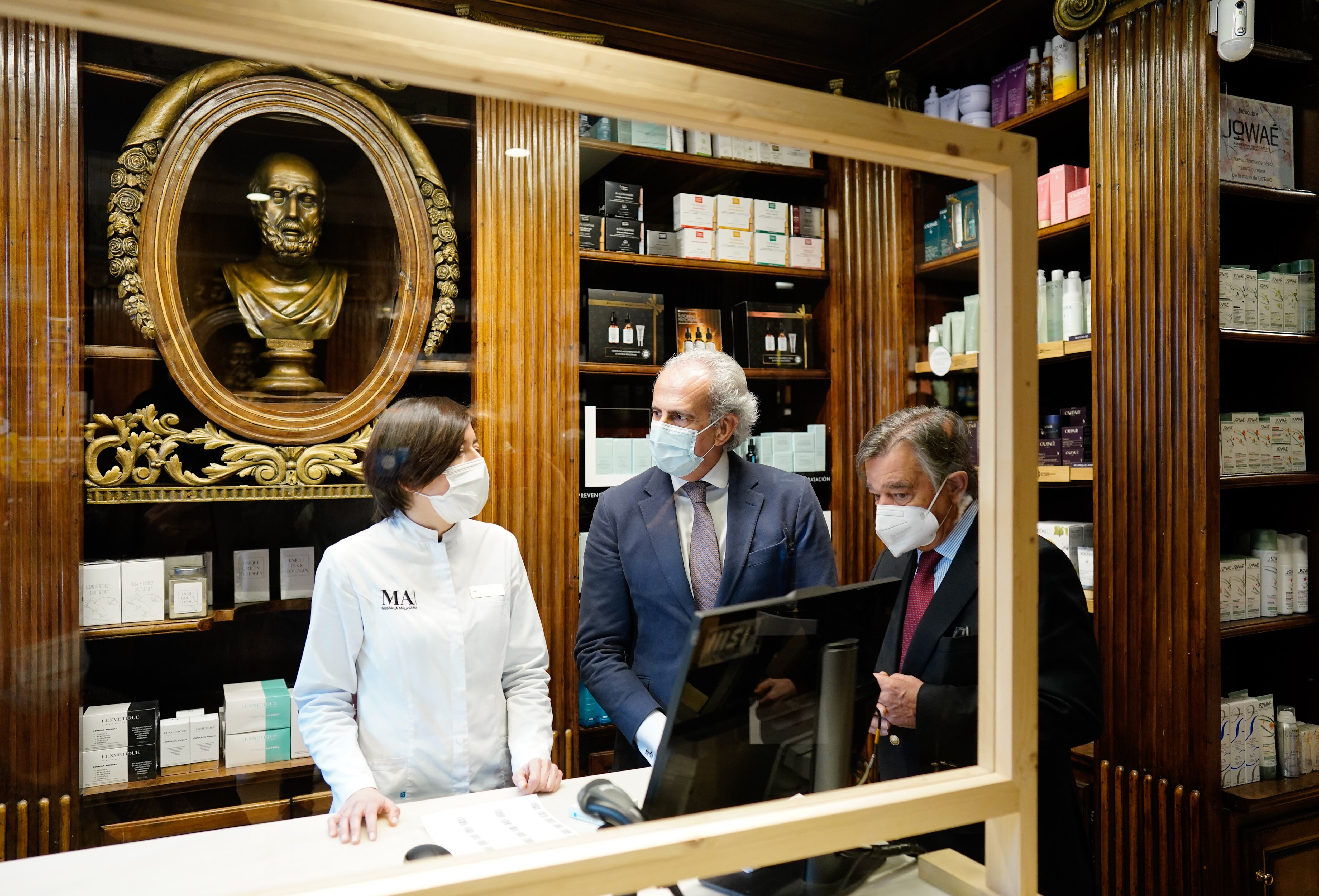 El consejero de Sanidad, Enrique Ruiz Escudero visita una farmacia del centro de la capital