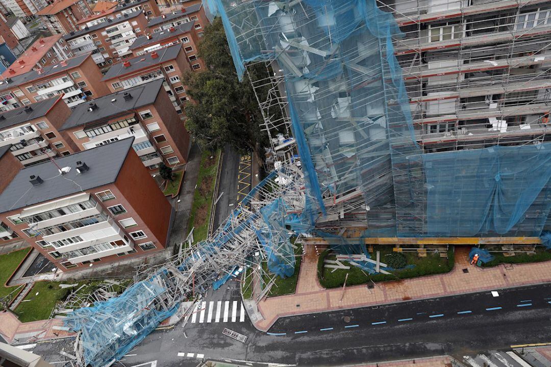 Los vecinos que tuvieron que ser desalojados este martes de sus viviendas tras desprenderse parte del andamiaje colocado en la fachada de un inmueble de Barakaldo han comenzado a regresar este miércoles de forma escalonada a sus domicilios.