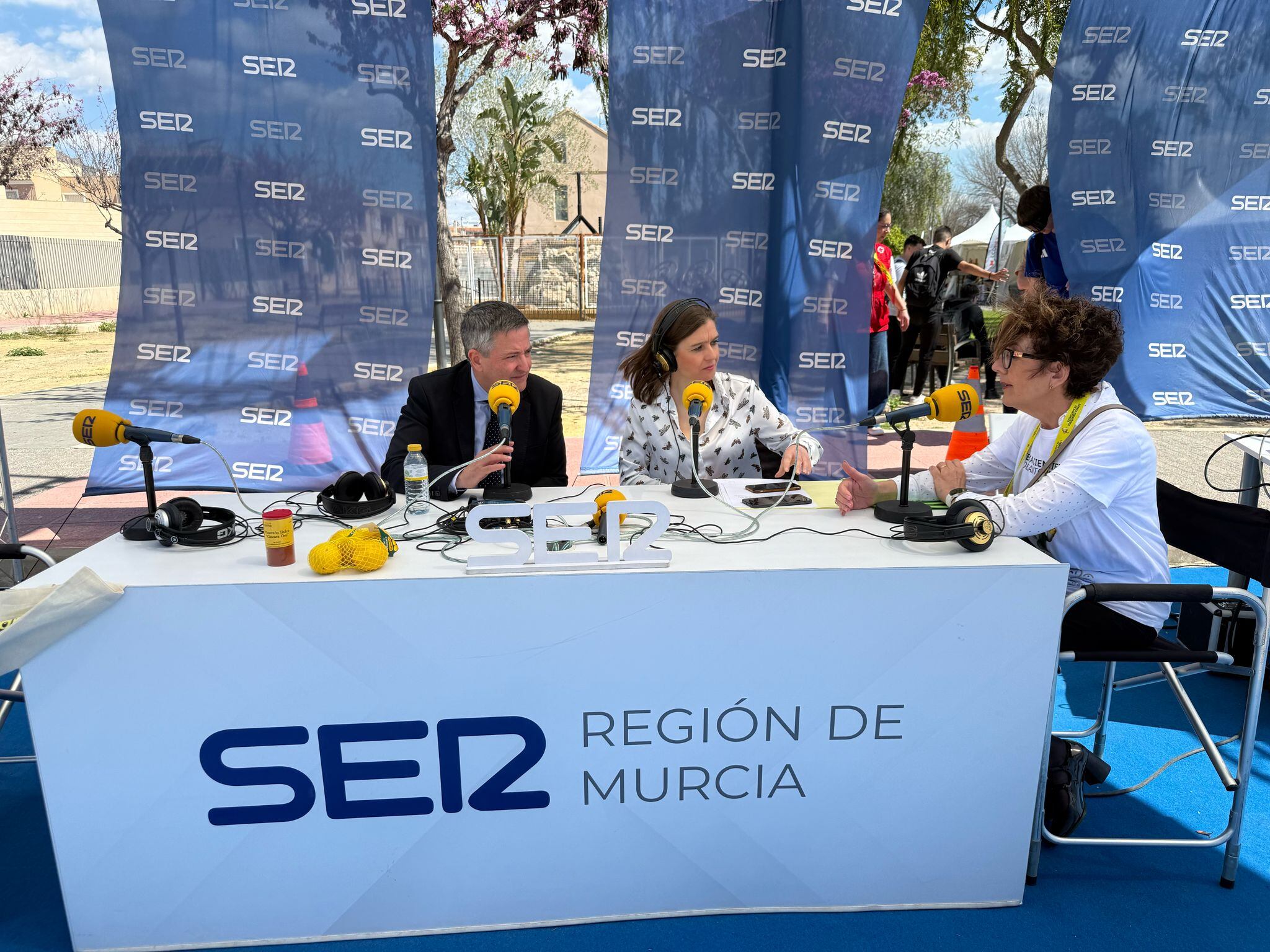 De izquierda a derecha: Enrique Ujaldón, secretario general de la Consejería de Medio Ambiente, Universidades, Mar Menor e Investigación; Paqui Pérez, periodista, y Maria Ángeles Esteban, catedrática de Biología Celular y responsable de la sede permanente de la Universidad de Murcia (UMU) en Santomera.