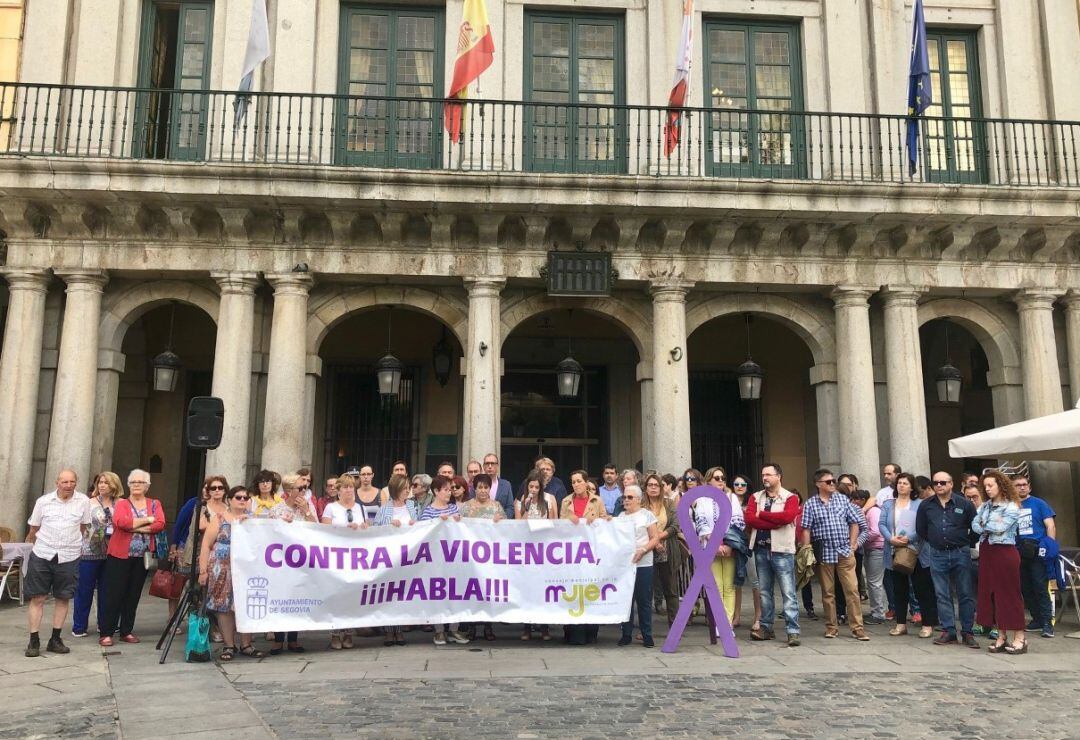Concentración contra la violencia ejercida contra la mujer en la puerta del Ayuntamiento