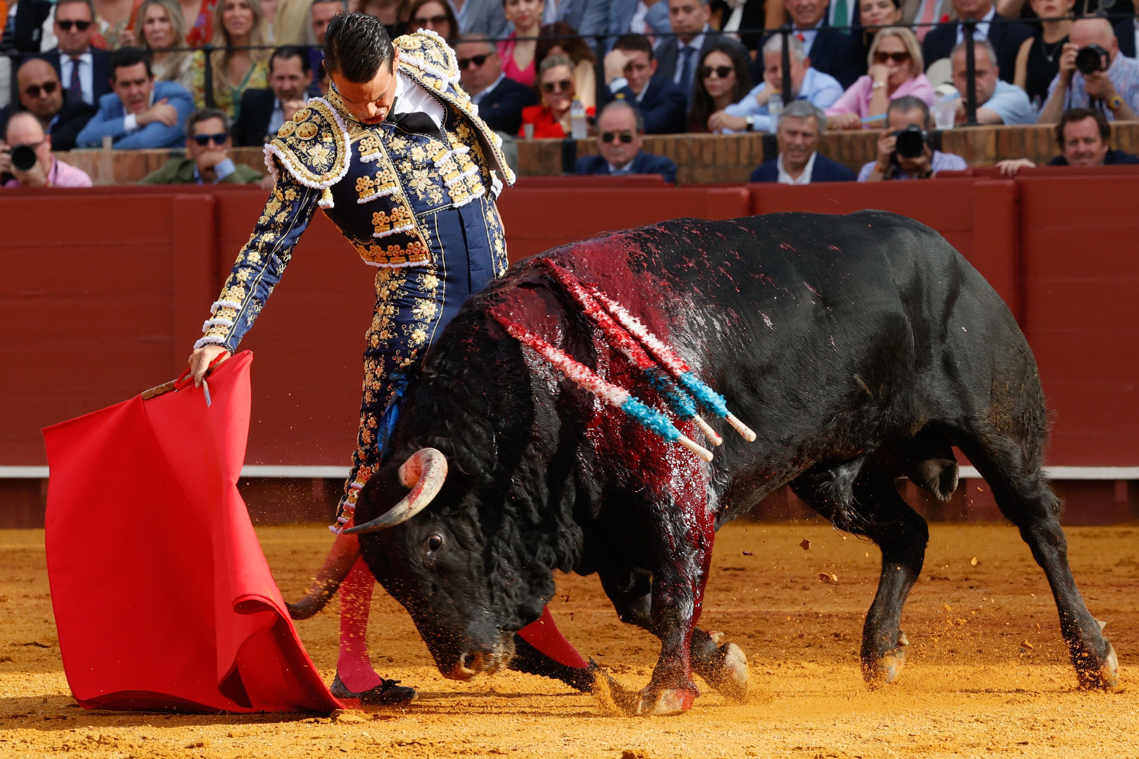 SEVILLA, 17/04/2024.- El diestro José María Manzanares lidia el primero de la tarde este miércoles, durante el festejo de la Feria de Abril celebrado en La Real Maestranza de Sevilla, con toros de Jandilla. EFE/ José Manuel Vidal
