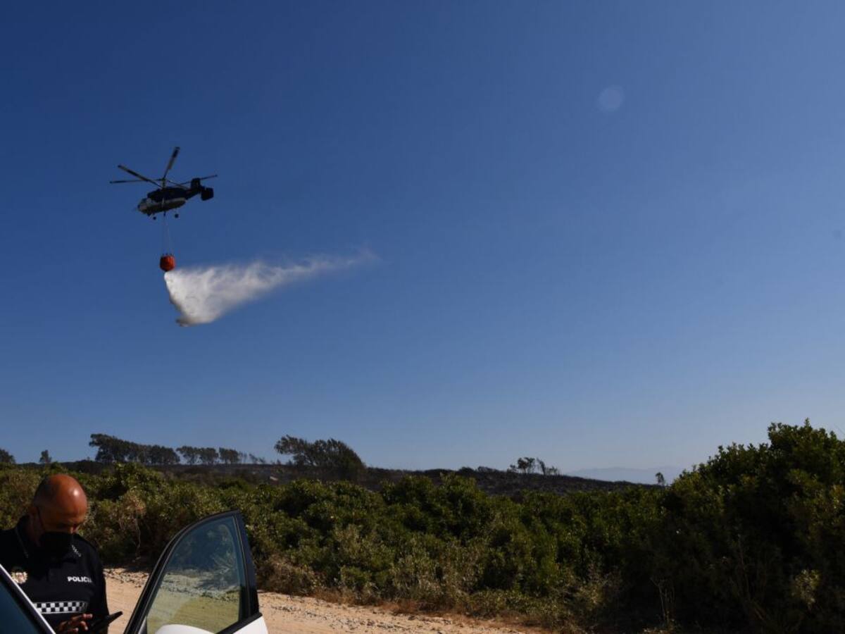 Cerrada la playa de Alcaidesa-El Faro por un incendio