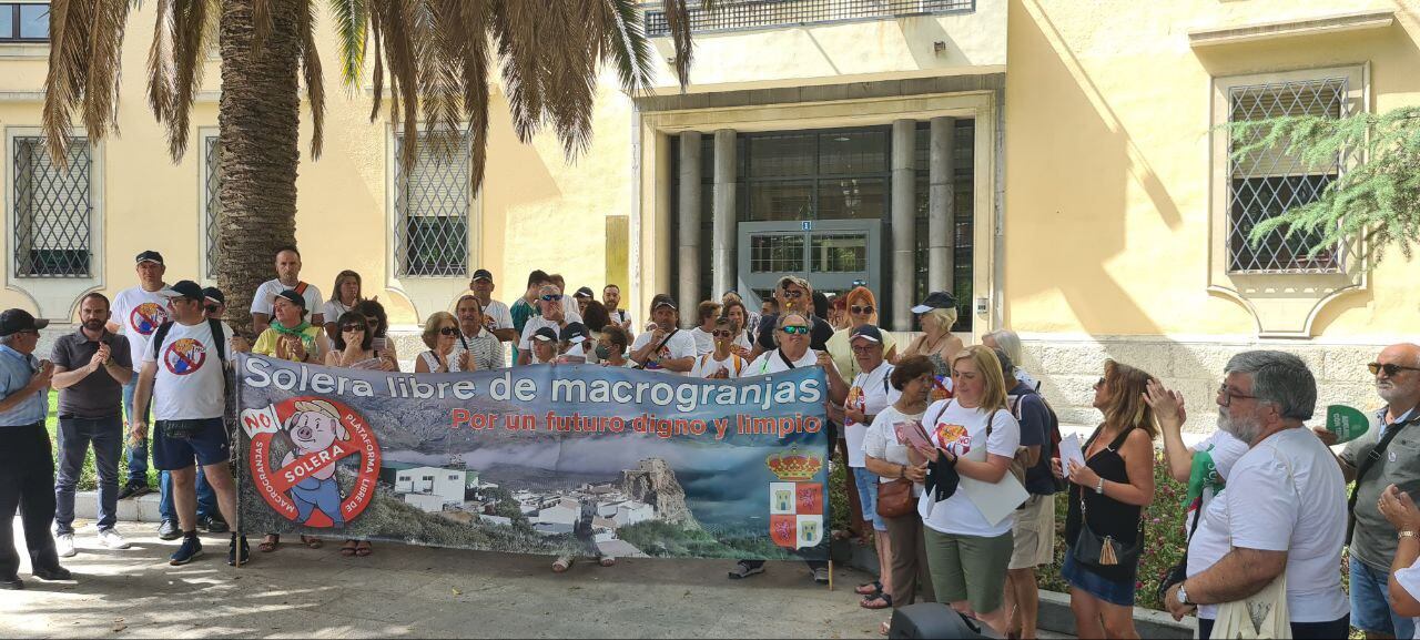 Imagen de la concentración a las puertas de la Delegación del Gobierno de la Junta en Jaén