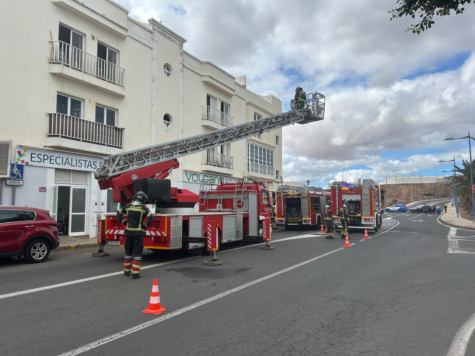 Bomberos en un incendio en Arrecife, Lanzarote.