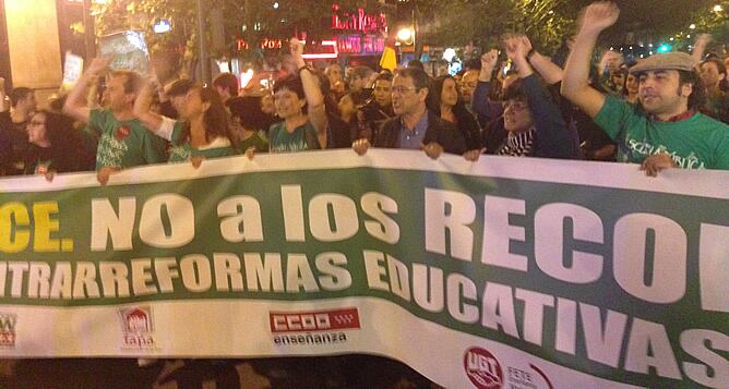 La marcha de Madrid ha discurrido de forma tranquila detrás de una pancarta con el lema &quot;No a la Lomce, no a los recortes, no a las contrarreformas educativas&quot;