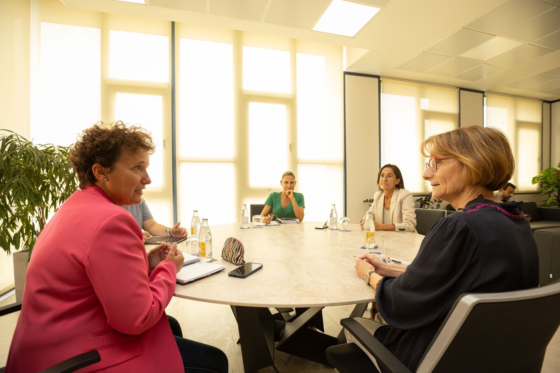 La alcaldesa de Onda, Carmina Ballester, y la rectora de la UJI, Eva Alcón, en la reunión mantenida en la universidad