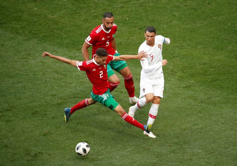 Cristiano Ronaldo disputa un balón con Achraf y Benatia.