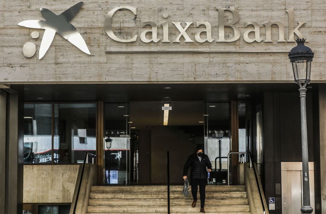 CaixaBank plantea el despido de 8.291 en toda España