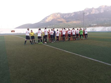 Saludo inicial entre los jugadores de los dos equipos y el trío arbitral