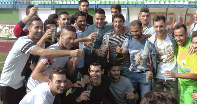 Los jugadores del Villanovense celebran el emparejamiento con el FC Barcelona en el sorteo de los dieciseisavos de final de la Copa del Rey. 