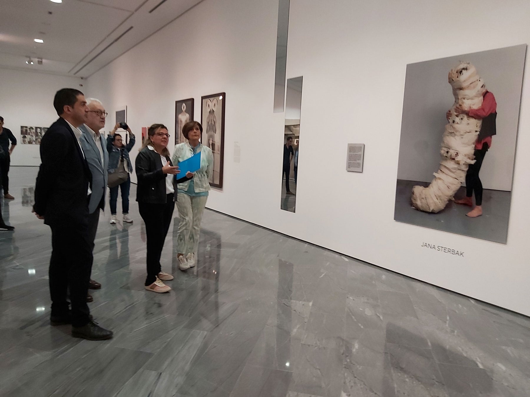 Toni Francés, Luis Boyer, Rosa Peñalver y Mamen Velasco, recorriendo la exposición 'Lo más bonito del mundo'